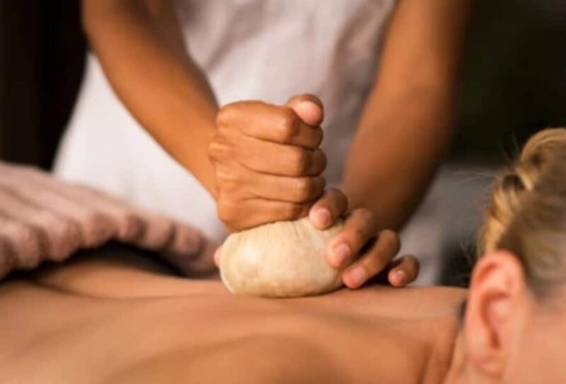 Massage traditionnel Ayurvéda ABHYANGA + soin du corps aux tampons aux herbes ou au riz au lait